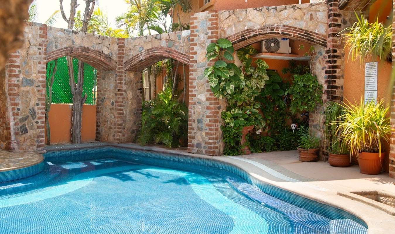 Alberca entre palmeras frente al mar · Hotel Villa Mexicana Puerto Escondido